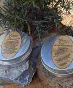 Acondicionadores naturales ayurvédicos sobre piedra.