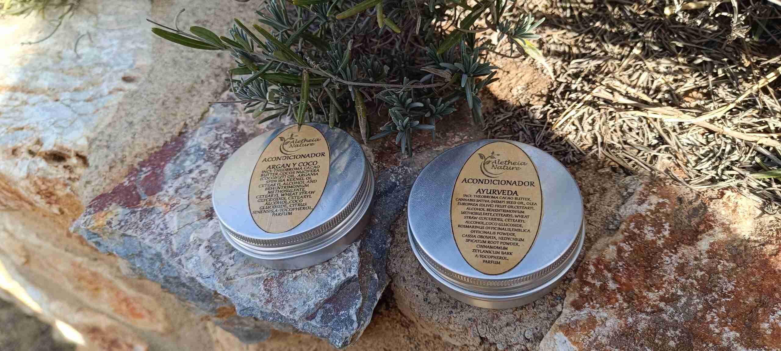 Acondicionadores ayurvédicos en envase metálico natural.