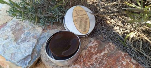 Acondicionador sólido natural en lata al aire libre.