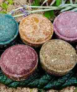 Bombas de semillas coloridas en hoja artificial.