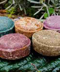 Jabones artesanales ecológicos sobre hoja verde.