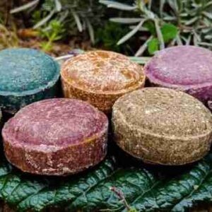 Jabones artesanales ecológicos sobre hoja verde.