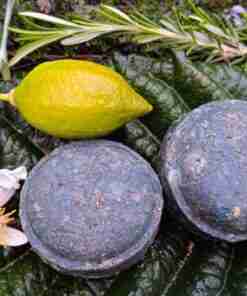 Limón y piedras sobre hoja verde.